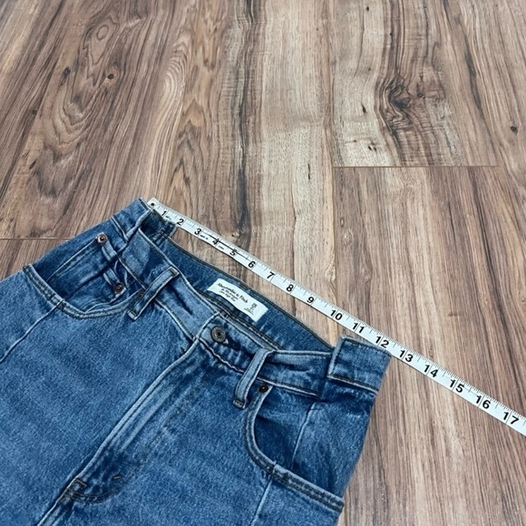 Abercrombie & Fitch Ultra High Rise 90s Straight Jean - Picture 6 of 8
